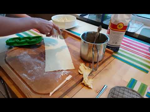 Видео: Лепим вареники с помощью Tupperware