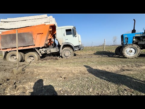 Видео: Сложная выгрузка ( застряли заехать в дом)