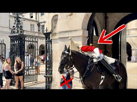 Видео: ХВАТИТ‼️❌🚫 Королевская гвардия кричит ей в лицо, и она смущенно уходит