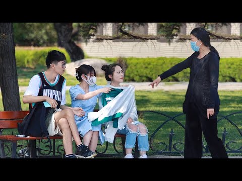 Видео: Когда девушку критикуют из-за того, что она одела рваные джинсы, как поступят прохожие?