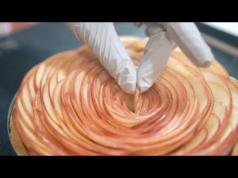 Видео: Как приготовить вкусный яблочный пирог в форме цветка :: Рецепт прилагается