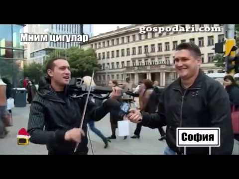 Видео: Уличен цигулар прибира пари от случайни минувачи без да изсвири нито една нота