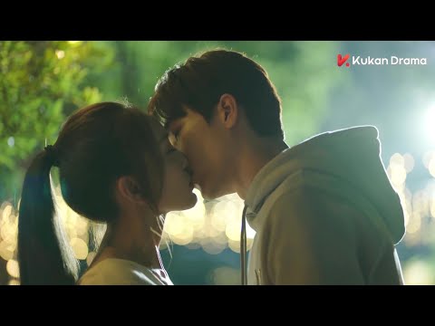 Видео: Богатый мальчик одолжил вина, чтобы набраться храбрости, и поцеловал девушку, которая ему нравится.