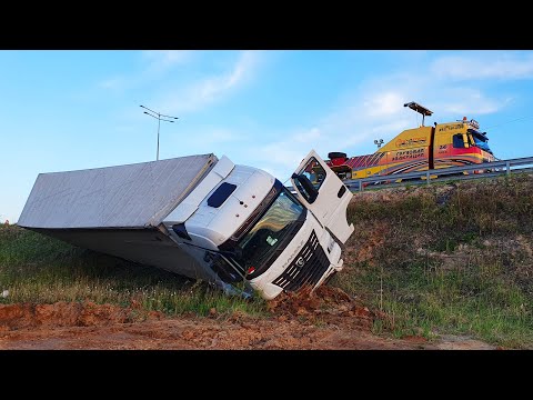 Видео: На грани опрокидывания. Спасение Камаза на ЦКАД.