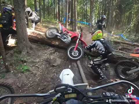 Видео: Техника «бумеранг» в эндуро