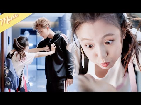 Видео: Топ-звезда в окружении! 😱 Золушка спасает — случайный поцелуй! 💋