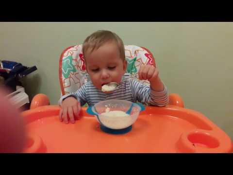 Видео: Ваня ест кашу. 1,5 года