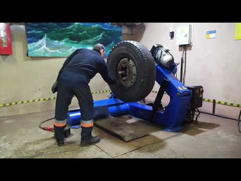 Видео: Грузовой шиномонтаж. Демонтаж монтаж колеса с замочным кольцом 9.00R20