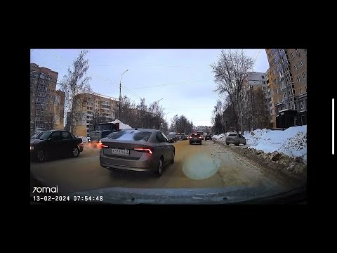 Видео: Дураки на дорогах Саранска.