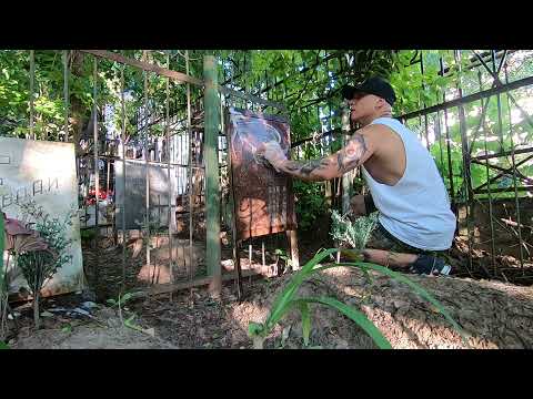 Видео: Моем памятники на кладбище. Уборщик заброшенных могил.