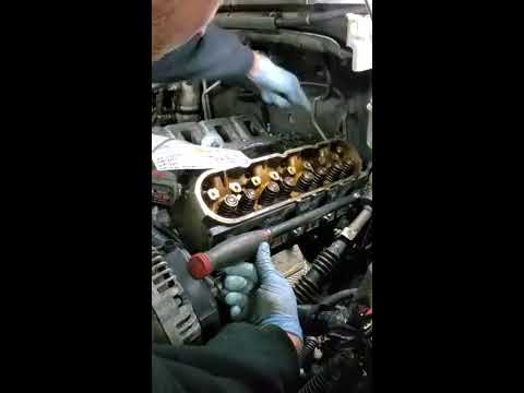Видео: Замена головки блока цилиндров Cadillac Escalade Denali Tahoe 2007 - 2013 гг. из-за НЕИСПРАВНОГО ...