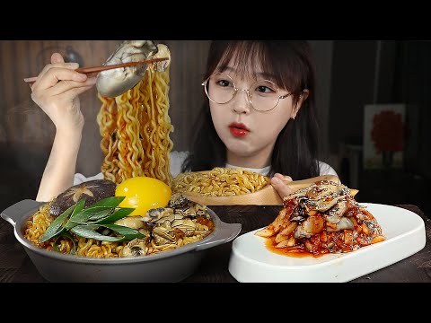 Видео: АСМР ЕДА острый рамен с устрицами & кимчи из редьки🦪🍜 | MUKBANG