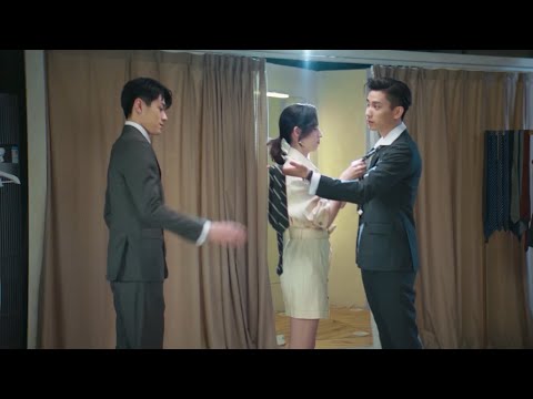 Видео: Золушка нежно надела галстук на генерального директора, который гордится этим.