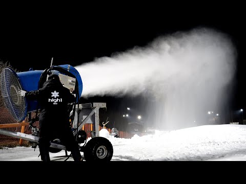 Видео: Человек который создаёт зиму Полный процесс создания белого мира на горнолыжном курорте