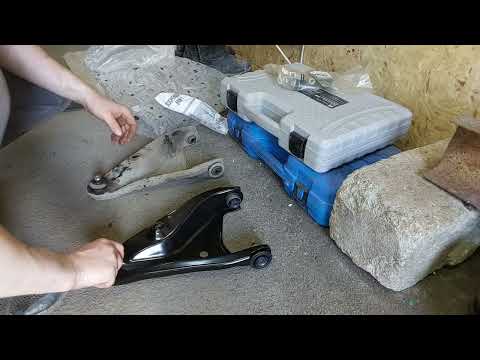 Видео: Замена передних рычагов и антифриза на Renault Logan 1.6.