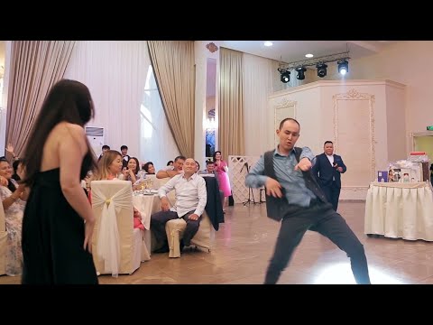 Видео: Би өнерін қатты меңгерген жігіт, қыздарды шетінен құлатты. Би батл . Dance battle