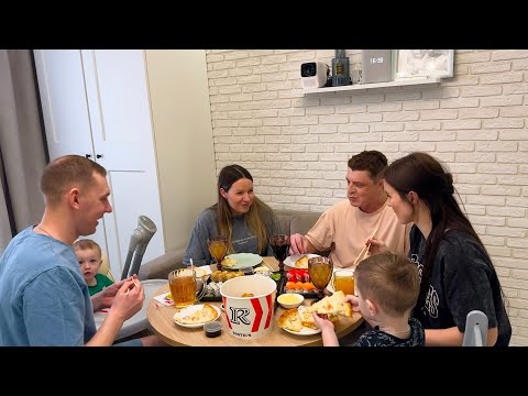 Видео: МУКБАНГ ОТМЕЧАЕМ 8 МАРТА РОЛЛЫ ПИЦЦА ПЕППЕРОНИ ОСТРЫЕ КРЫЛЫШКИ ТОРТ БЛИННЫЙ