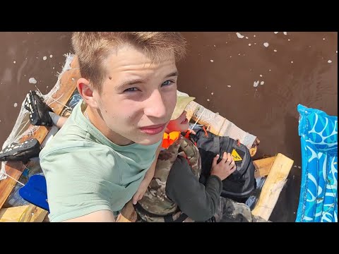 Видео: Собрали ПЛОТ из говна и палок