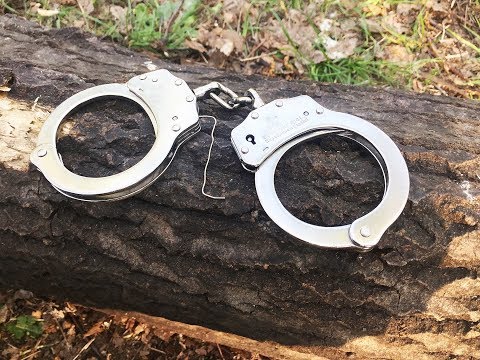 Видео: ЛАЙФХАК. КАК ИЗБАВИТЬСЯ ОТ НАРУЧНИКОВ БЕЗ КЛЮЧА