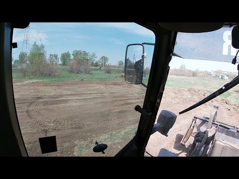 Видео: Как срезать дёрн экскаватором-погрузчиком.