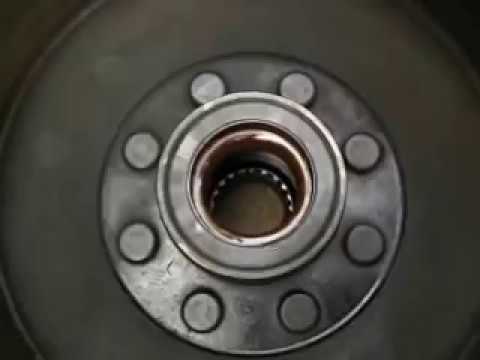 Видео: как снять задний барабан 1996 2500 GMC