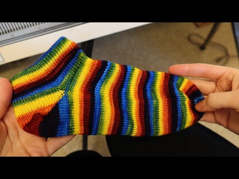 Видео: Вязание радужного носка на двухфонтурной вязальной машине