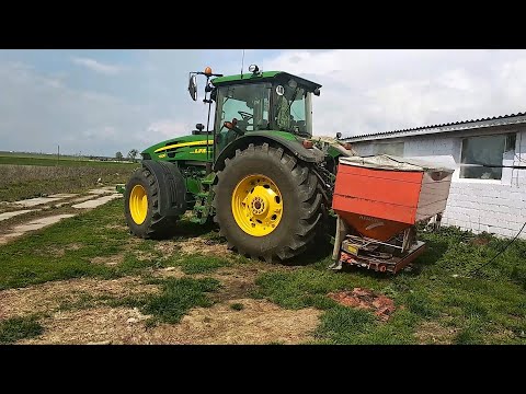 Видео: John Deere 7930 и разбрасыватель удобрений RAUCH вношу селитру.(2020г)