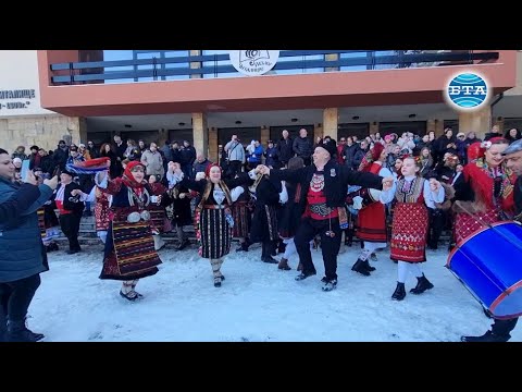 Видео: Десетки баби с „бабинчета“ празнуваха с пъстро хоро Бабинден в Разлог