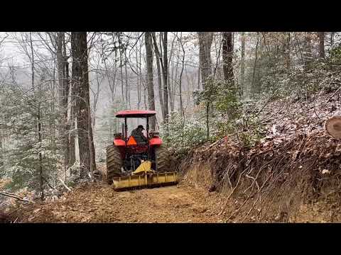 Видео: Еще больше Kubota M6060 роет дорогу на крутом склоне холма!