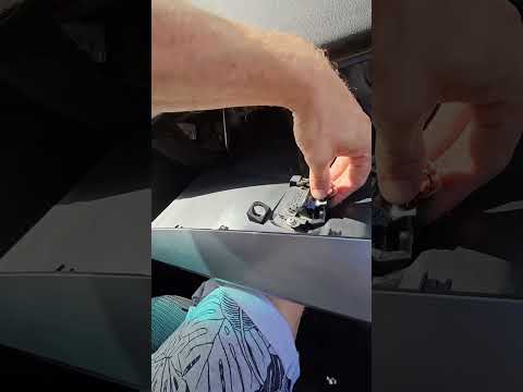 Видео: Установка регистратора 70mai в Mazda 3 BL 2012 года