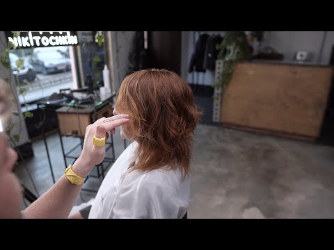 Видео: Cтрижка слоями на средние волосы