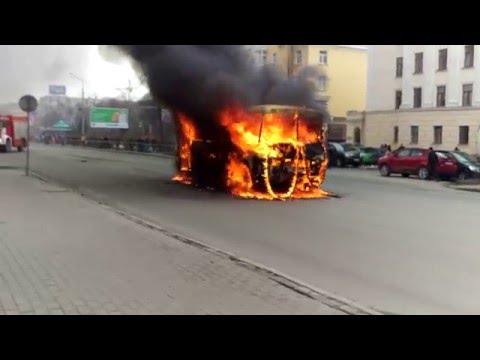 Видео: Архангельск Троицкий 52 - горит ПаЗ 11.04.2016г. ч.2