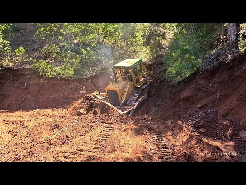 Видео: Как экскаватор Caterpillar D7g Bulldozer MST прокладывает путь сквозь глыбы камней, часть 2