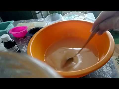 Видео: Мыло с нуля с добавлением дегтя и ментола без использования блендера