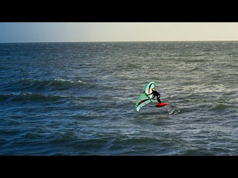 Видео: Малый фойл-фойлинг в условиях сильной волны | Необработанные кадры сессии