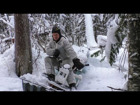 Видео: По путикам на монстре - проверка капканов. Ночевки в двух избушках.