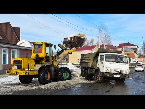 Видео: Погрузчик ТО-18 Амкодор и КамАЗ-55111. Уборка снега.