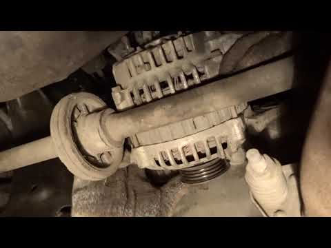 Видео: Замена генератора на Mazda Demio