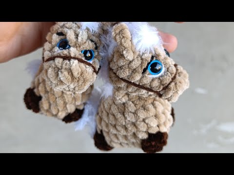 Видео: Мастер-класс брелок Лошадка из плюшевой пряжи крючком.