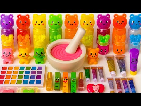 Видео: Удовлетворяющий DIY слайм ASMR | Смешивание розовой косметики и блёсток в глянцевый слайм