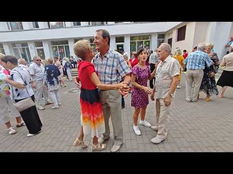 Видео: 14.09.24г..."С Днём рождения, Гомель!"... звучит на танцполе в Гомельском парке...