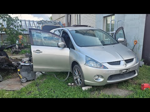 Видео: MITSUBISHI GRANDIS. Моем потолок и чухаем пол