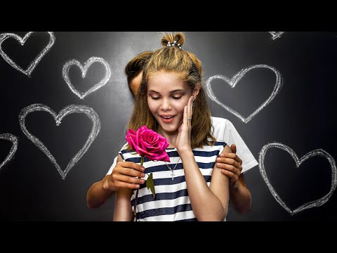 Видео: НОВЕНЬКАЯ встретила ИДЕАЛЬНОГО парня!!!