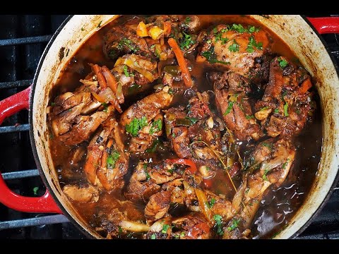 Видео: Лучшая ямайская тушёная курица | CaribbeanPot.com