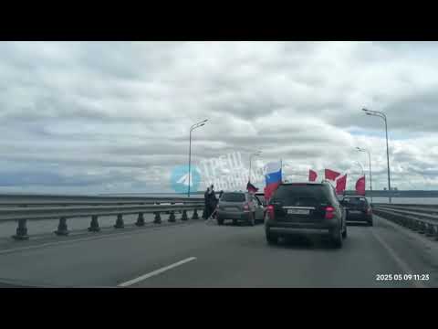 Видео: На Президентском мосту из-за автопробега столкнулись три автомобиля