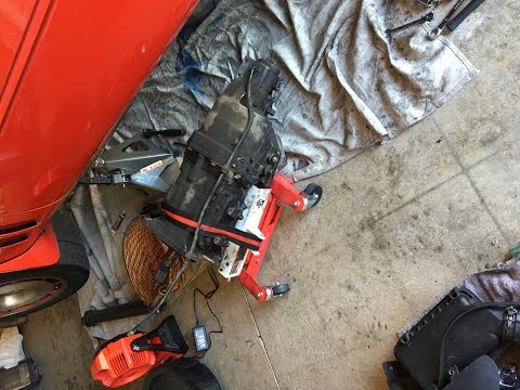 Видео: Снятие трансмиссии на моем Corvette 1985 года