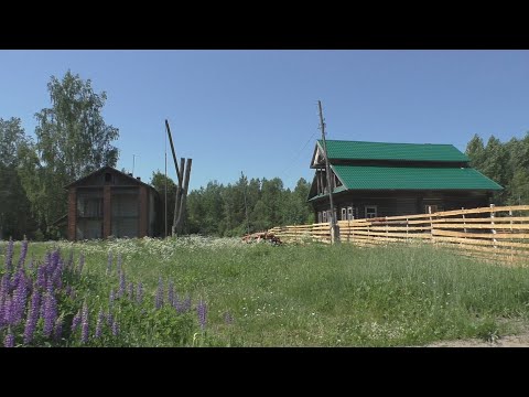 Видео: Забытая деревня. Странное здание в деревне.  Осталось только два жилых дома в деревне.