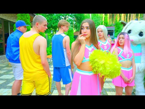 Видео: Среща на МАЖОРЕТКА И БАСКЕТБОЛИСТ❤️ Какво ще се случи с Даяна? Приключение в училище
