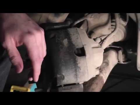 Видео: Мазда Трибьют: ремонт и обслуживание - Замена передних тормозных колодок