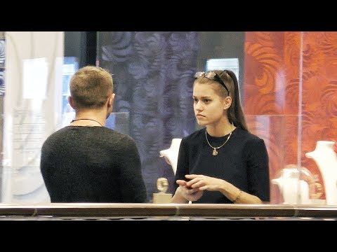 Видео: КАК ПЕРЕСТАТЬ СТЕСНЯТЬСЯ ПОДОЙТИ К СИМПАТИЧНОЙ ДЕВУШКЕ? Смотри этот ролик.